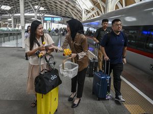 Nuansa Kartini di Whoosh, Petugas Berkebaya Sapa Penumpang dengan Bunga