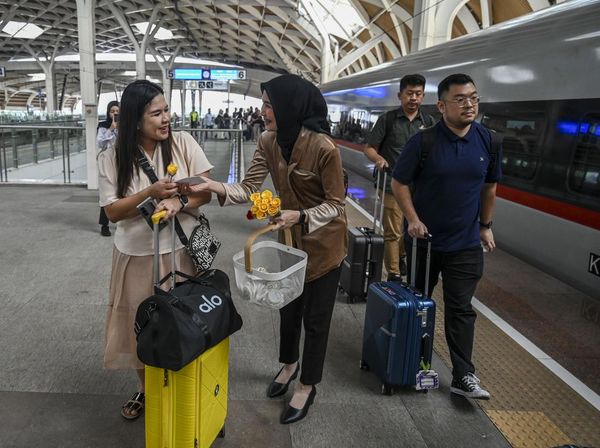 Nuansa Kartini di Whoosh, Petugas Berkebaya Sapa Penumpang dengan Bunga