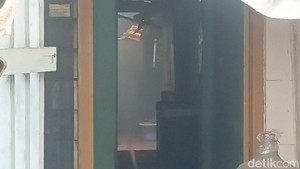 4 Rumah di Gang Sempit Kupang Segunting Surabaya Terbakar Hebat