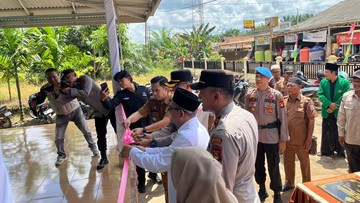 Sambang Kamtimbas, Polda Sumsel Gelar Pembagian Bansos di Banyuasin