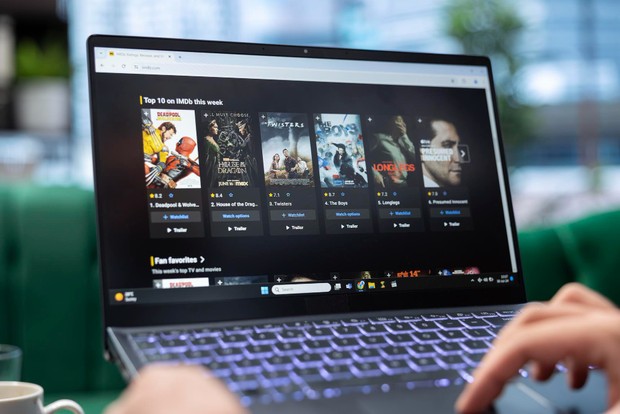 Layanan streaming yang menumpuk sering terasa ringan karena dibayar per bulan, padahal jika dijumlahkan bisa menjadi beban pengeluaran yang cukup besar. Tanpa disadari, kamu mungkin membayar beberapa platform sekaligus meski tidak semuanya benar-benar digunakan.