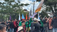 Aksi 21 April di DPRD Kaltim Dimulai, Mahasiswa Pasang Spanduk 3 Tuntutan