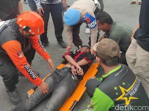 Mahasiswa Pingsan Saat Aksi di Depan DPRD Kaltim, Dokkes Turun Tangan