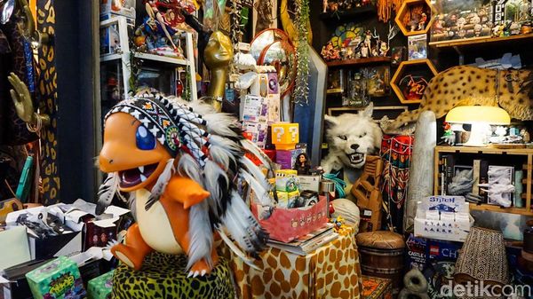 Menjelajah Pasar Santa, Surga Barang Unik dan Vintage