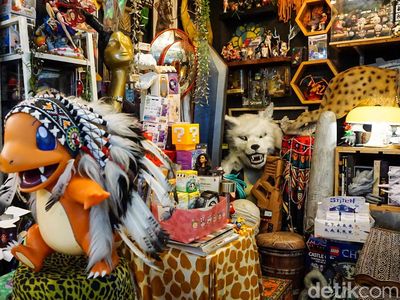Menjelajah Pasar Santa, Surga Barang Unik dan Vintage