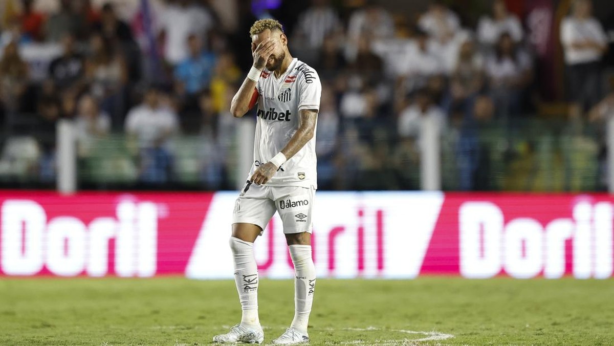 Neymar dicemooh fans Santos. (Foto: Getty Images/Miguel Schincariol)
