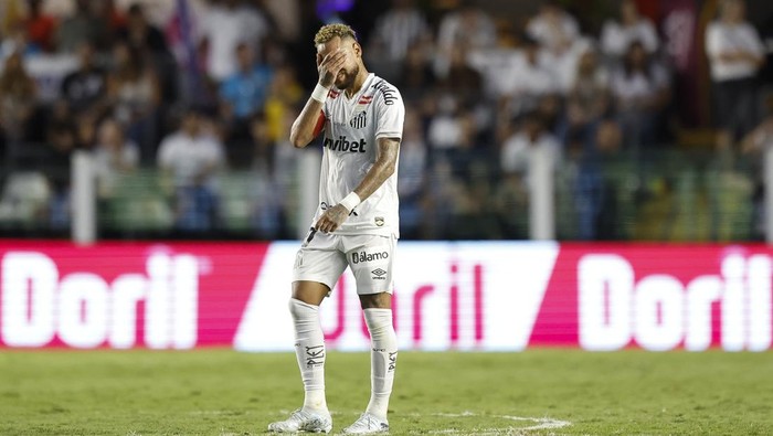 SANTOS, BRAZIL - APRIL 19: Neymar of Santos reacts during a match between Santos and Fluminense as part of Brasileirao 2026 at Vila Belmiro Stadium on April 19, 2026 in Santos, Brazil.  (Photo by Miguel Schincariol/Getty Images)