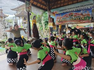 Kisah Kadek Astini, Kartini Jembrana yang Rangkul Anak Disabilitas Menari Bali