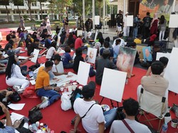Ekspresi Seniman Surabaya Rayakan Kartini, Melukis Bareng di Balai Pemuda