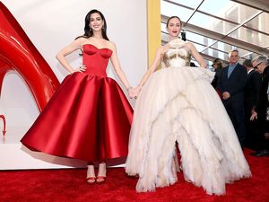 Adu Rok Agresif Anne Hathaway & Emily Blunt di Premier Devil Wears Prada 2