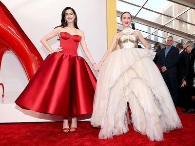 Adu Rok Agresif Anne Hathaway & Emily Blunt di Premier Devil Wears Prada 2