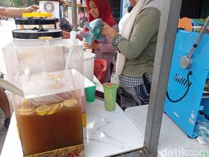 Harga Plastik Naik, Pedagang Es di Medan Ngeluh Untung Turun 20%