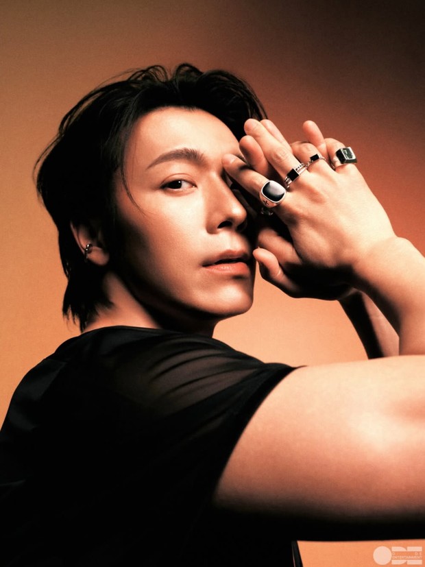Donghae menandai debut solonya melalui perilisan full album 'ALIVE' pada (20/4) kemarin.