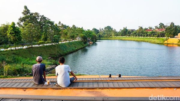 Potret Warga Manfaatkan Waduk Brigif untuk Olahraga hingga Rekreasi