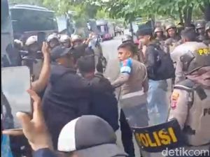 Diduga Provokator, Pria Bawa Flare-Bom Asap Ditangkap Massa Demo Kaltim