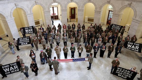 Puluhan Veteran AS Ditahan Saat Protes Perang Iran