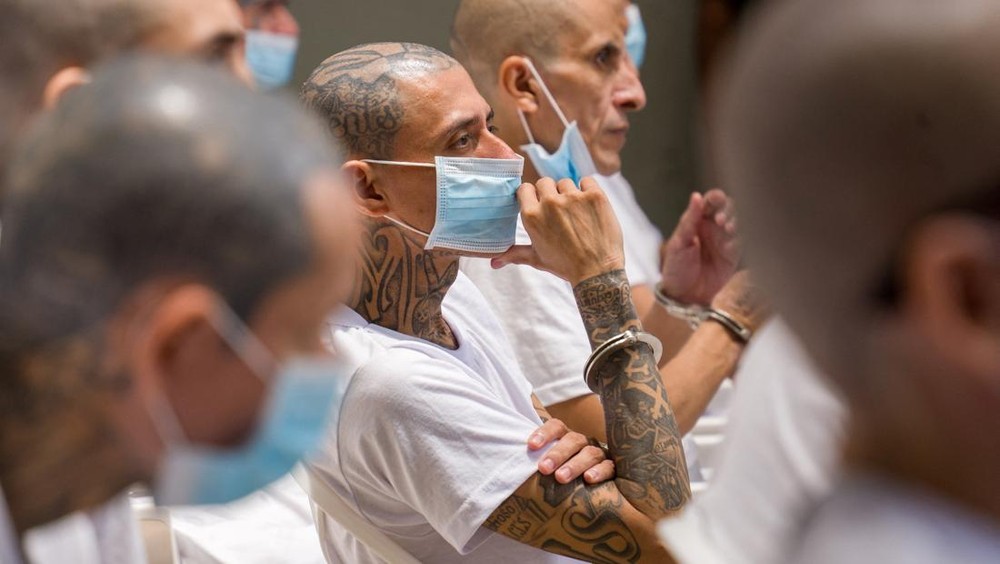 El Salvador Adili Ratusan Gembong Geng Horor