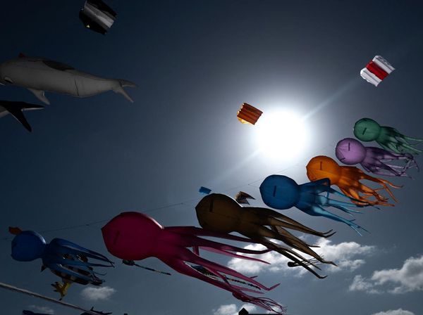 Ratusan Layang-layang Penuhi Langit Festival Internasional di Prancis