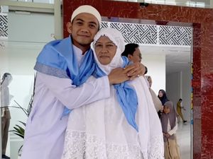 Rizki DA Pergi Haji Dampingi Ibu Gantikan Almarhum Ayah