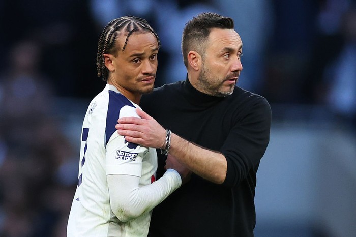 LONDON, ENGLAND - APRIL 18: Roberto De Zerbi Head coach of Tottenham Hotspur with a dejected Xavi Simons after the Premier League match between Tottenham Hotspur and Brighton & Hove Albion at Tottenham Hotspur Stadium on April 18, 2026 in London, Eng