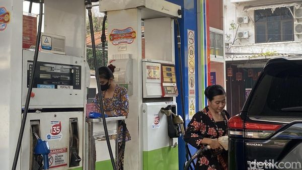 Mengenakan Kebaya Cara Unik SPBU di Surabaya Peringati Hari Kartini