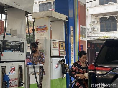 Mengenakan Kebaya Cara Unik SPBU di Surabaya Peringati Hari Kartini