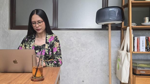 Bagaimana jika kebaya dikenakan sebagai busana harian tanpa dikhususkan untuk acara tertentu? CNNIndonesia.com mengeksekusi eksperimen kecil untuk melihat respons masyarakat ketika menemukan kebaya dikenakan dalam keseharian.