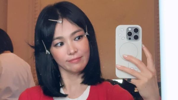 Song Hye Kyo Mirror Selfie Pakai Rambut Palsu Kayak Boneka