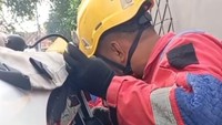 Panik! Bayi 7 Bulan Terkunci dalam Mobil di Surabaya