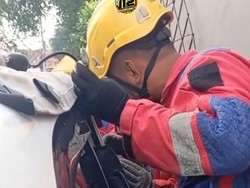 Panik! Bayi 7 Bulan Terkunci dalam Mobil di Surabaya