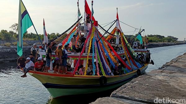 Ngater Kajien, Tradisi Ratusan Warga Gili Ketapang Antar Jemaah Haji dengan Perahu Hias