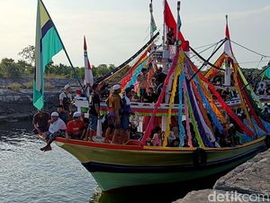 Ngater Kajien, Tradisi Ratusan Warga Gili Ketapang Antar Jemaah Haji dengan Perahu Hias