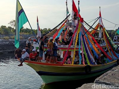 Ngater Kajien, Tradisi Ratusan Warga Gili Ketapang Antar Jemaah Haji dengan Perahu Hias