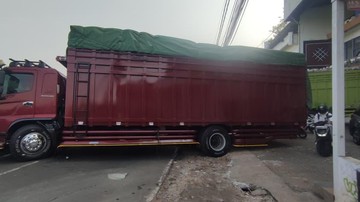 Truk Kejeblos Got Melintang di Jalan Pondok Cabe, Lalin Macet Parah