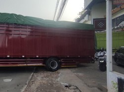 Truk Kejeblos Got Melintang di Jalan Pondok Cabe, Lalin Macet Parah