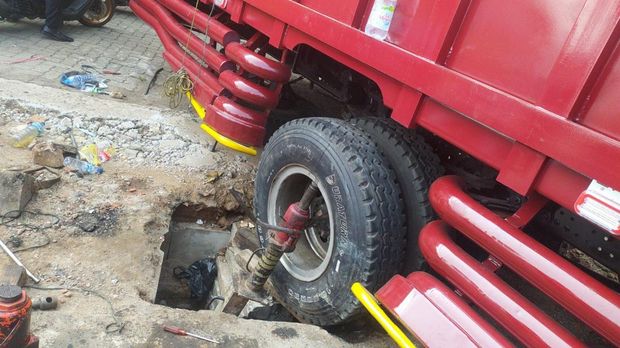 Truk kejeblos comberan hingga melintang di tengah jalan area Pondok Cabe, Tangsel, Selasa (21/4/2026) pagi mengakibatkan lampau lintas macet.