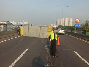 Truk Terguling Melintang di Tol Wiyotowiyono Arah Cawang, Lalin Macet