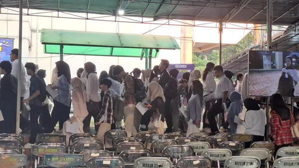 Hari Pertama UTBK 2026 di UNJ: Peserta Datang Subuh-Orang Tua Setia Menanti