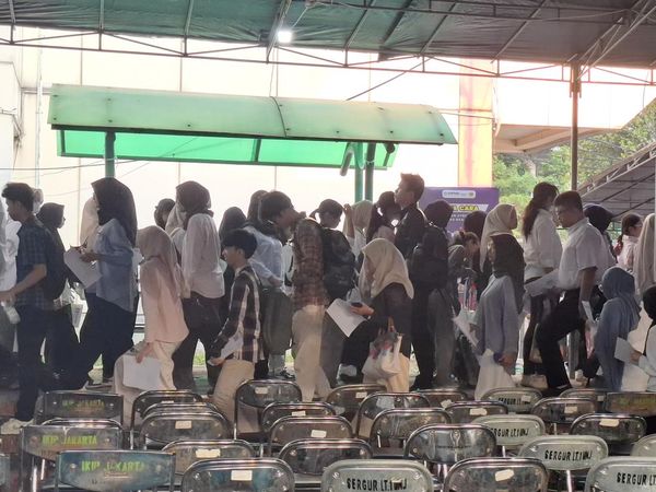 Hari Pertama UTBK 2026 di UNJ: Peserta Datang Subuh-Orang Tua Setia Menanti