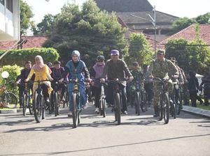 Berkebaya Sambil Gowes, Walkot Kediri Kampanye Lingkungan di Hari Kartini