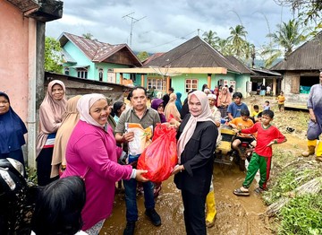 Andre Rosiade Kirim Bantuan Sembako untuk Korban Banjir Koto Kaciak Agam