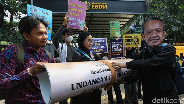 ICEL, Climate Rangers Jakarta, Solidaritas Perempuan, Satya Bumi dan  Yayasan Indonesia Cerah melakukan tindakan tenteram berjudul 'Fokus Energi Diterbarukan’ di Kementerian Energi dan Sumber Daya Mineral (ESDM), Jakarta, Rabu (22/4/2026). Dalam aksinya, para aktivis melakukan teatrikal memberikan surat undangan konfrensi mengenai daya terbarukan ‘Konferensi Santa Marta’ kepada ‘Menteri ESDM’ nan diwakili oleh pendemo bertopeng Bahlil. Konferensi Santa Marta, alias First Conference on Transitioning Away from Fossil Fuels (TAFF), diselenggarakan pada 24–29 April 2026 di Kolombia merupkan konvensi bumi pertama nan konsentrasi pada transisi dari bahan bakar fosil, mempertemukan 45 negara dan beragam koalisi untuk merumuskan kerangka kerja global, serta menargetkan deklarasi area bebas daya fosil untuk COP30/COP31.