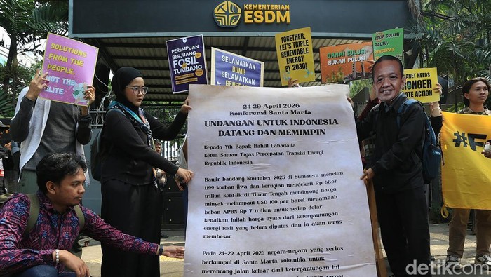 Bahlil Diberi Surat Undangan ke Konfrensi Energi Terbarukan ICEL, Climate Rangers Jakarta, Solidaritas Perempuan, Satya Bumi dan Yayasan Indonesia Cerah melakukan tindakan tenteram berjudul 'Fokus Energi Diterbarukan’ di Kementerian Energi dan Sumber Daya Mineral (ESDM), Jakarta, Rabu (22/4/2026). Dalam aksinya, para aktivis melakukan teatrikal memberikan surat undangan konfrensi mengenai daya terbarukan ‘Konferensi Santa Marta’ kepada ‘Menteri ESDM’ nan diwakili oleh pendemo bertopeng Bahlil. Konferensi Santa Marta, alias First Conference on Transitioning Away from Fossil Fuels (TAFF), diselenggarakan pada 24–29 April 2026 di Kolombia merupkan konvensi bumi pertama nan konsentrasi pada transisi dari bahan bakar fosil, mempertemukan 45 negara dan beragam koalisi untuk merumuskan kerangka kerja global, serta menargetkan deklarasi area bebas daya fosil untuk COP30/COP31.