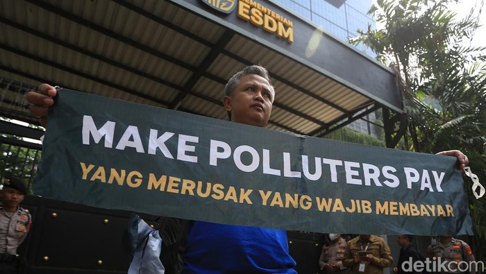 Bahlil Diberi Surat Undangan ke Konfrensi Energi Terbarukan ICEL, Climate Rangers Jakarta, Solidaritas Perempuan, Satya Bumi dan Yayasan Indonesia Cerah melakukan tindakan tenteram berjudul 'Fokus Energi Diterbarukan’ di Kementerian Energi dan Sumber Daya Mineral (ESDM), Jakarta, Rabu (22/4/2026). Dalam aksinya, para aktivis melakukan teatrikal memberikan surat undangan konfrensi mengenai daya terbarukan ‘Konferensi Santa Marta’ kepada ‘Menteri ESDM’ nan diwakili oleh pendemo bertopeng Bahlil. Konferensi Santa Marta, alias First Conference on Transitioning Away from Fossil Fuels (TAFF), diselenggarakan pada 24–29 April 2026 di Kolombia merupkan konvensi bumi pertama nan konsentrasi pada transisi dari bahan bakar fosil, mempertemukan 45 negara dan beragam koalisi untuk merumuskan kerangka kerja global, serta menargetkan deklarasi area bebas daya fosil untuk COP30/COP31.