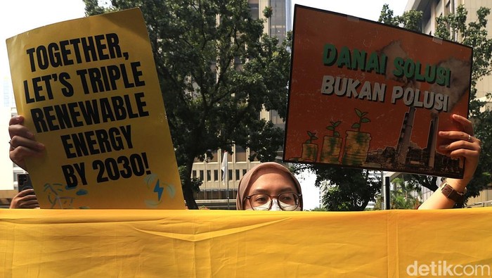 Bahlil Diberi Surat Undangan ke Konfrensi Energi Terbarukan ICEL, Climate Rangers Jakarta, Solidaritas Perempuan, Satya Bumi dan Yayasan Indonesia Cerah melakukan tindakan tenteram berjudul 'Fokus Energi Diterbarukan’ di Kementerian Energi dan Sumber Daya Mineral (ESDM), Jakarta, Rabu (22/4/2026). Dalam aksinya, para aktivis melakukan teatrikal memberikan surat undangan konfrensi mengenai daya terbarukan ‘Konferensi Santa Marta’ kepada ‘Menteri ESDM’ nan diwakili oleh pendemo bertopeng Bahlil. Konferensi Santa Marta, alias First Conference on Transitioning Away from Fossil Fuels (TAFF), diselenggarakan pada 24–29 April 2026 di Kolombia merupkan konvensi bumi pertama nan konsentrasi pada transisi dari bahan bakar fosil, mempertemukan 45 negara dan beragam koalisi untuk merumuskan kerangka kerja global, serta menargetkan deklarasi area bebas daya fosil untuk COP30/COP31.
