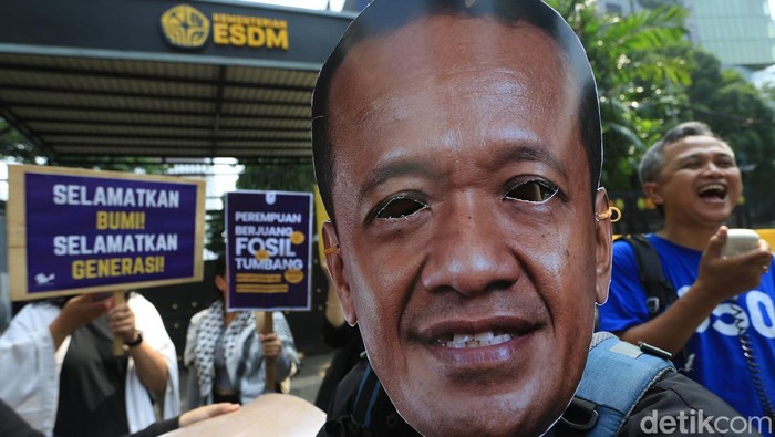 Bahlil Diberi Surat Undangan ke Konfrensi Energi Terbarukan ICEL, Climate Rangers Jakarta, Solidaritas Perempuan, Satya Bumi dan Yayasan Indonesia Cerah melakukan tindakan tenteram berjudul 'Fokus Energi Diterbarukan’ di Kementerian Energi dan Sumber Daya Mineral (ESDM), Jakarta, Rabu (22/4/2026). Dalam aksinya, para aktivis melakukan teatrikal memberikan surat undangan konfrensi mengenai daya terbarukan ‘Konferensi Santa Marta’ kepada ‘Menteri ESDM’ nan diwakili oleh pendemo bertopeng Bahlil. Konferensi Santa Marta, alias First Conference on Transitioning Away from Fossil Fuels (TAFF), diselenggarakan pada 24–29 April 2026 di Kolombia merupkan konvensi bumi pertama nan konsentrasi pada transisi dari bahan bakar fosil, mempertemukan 45 negara dan beragam koalisi untuk merumuskan kerangka kerja global, serta menargetkan deklarasi area bebas daya fosil untuk COP30/COP31.