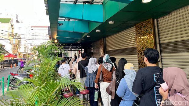 Dari Antre Jadi Rezeki, Jastiper Raup Cuan Rp 300 Ribu/Hari