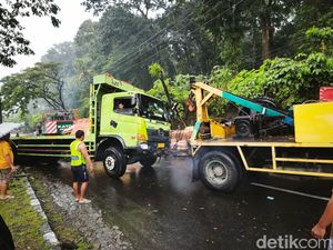 Truk Terguling di Silayur Semarang Selesai Dievakuasi Setelah 11 Jam