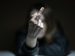 Kenapa Jari Tengah Dianggap Kasar? Ini Penjelasan Sejarahnya