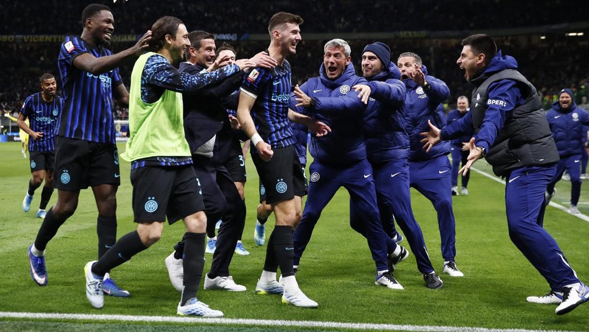 Inter Milan menang dramatis 3-2 atas Como untuk lolos ke final Coppa Italia. (REUTERS/Alessandro Garofalo)
